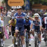 Tim Merlier peut lever les bras: le premier sprint du Giro est pour lui. KEYSTONE/AP/Gian Mattia D'Alberto/
